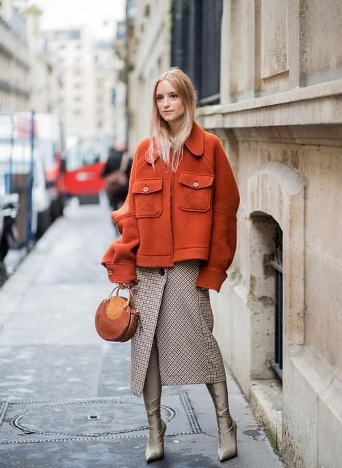 春天，风衣就买这3个“显白色”，高级不说还减龄，照着穿就好