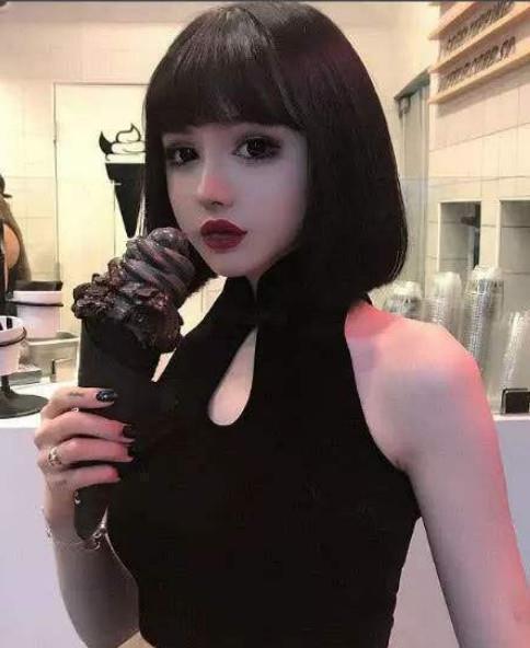 萝莉|黑暗萝莉卸妆后风格大变,眼睛大到可怕,好似真人芭比