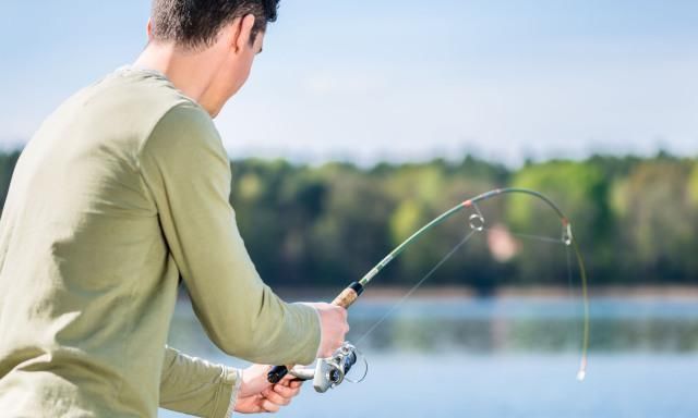 用活饵“路亚”鲫鱼,爆连大板鲫却引争议,这算什么新钓法?