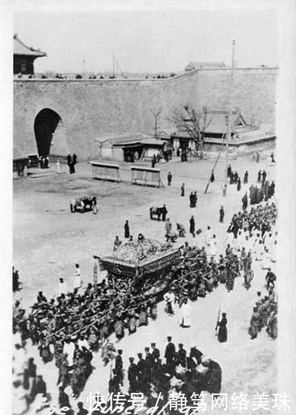 罕见|晚清罕见老照片:官员跪拜英军、光绪皇帝的灵柩、溥仪被赶出皇宫