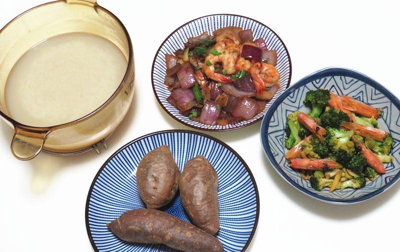 晚餐两道菜,一虾两吃,还烤了地瓜当主食,娘俩吃嗨了,舒服