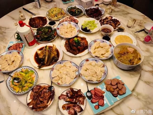 明星晒年夜饭:贾乃亮丰盛于小彤简单,吴奇隆上演“海陆空”全席