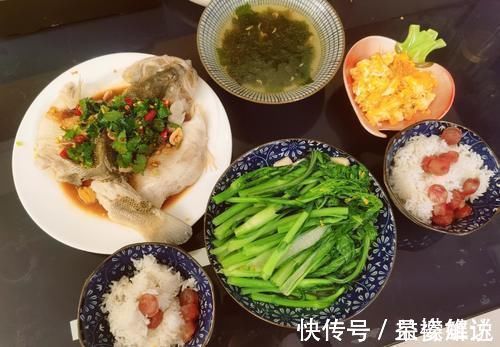 晒和儿子的日常晚餐,神评论:就看上你那碗米饭了!