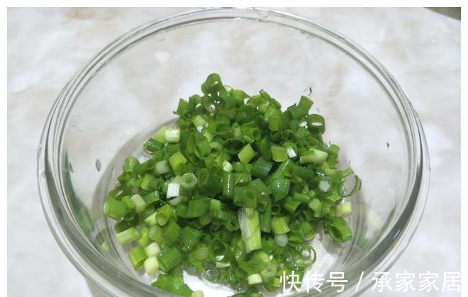小葱|懒人早餐饼火了,面团一和,加把葱花,外酥里嫩,比吃油条香