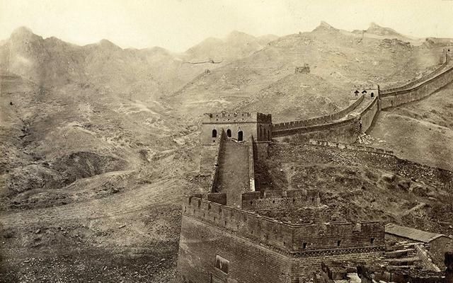 人家结婚场面华丽,原汁原味的八达岭长城