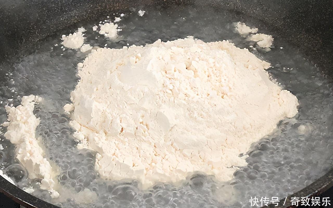  开水里加一碗面粉，搅一搅，搓一搓，一会就做出一锅小点心