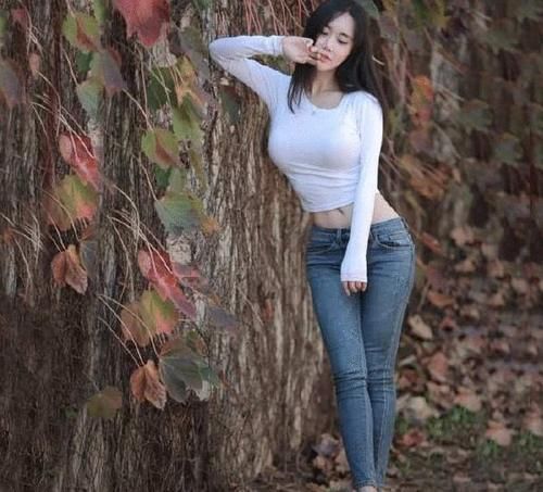 性感 紧身牛仔裤让你看起来很漂亮,少妇的身材太迷人,性感十足