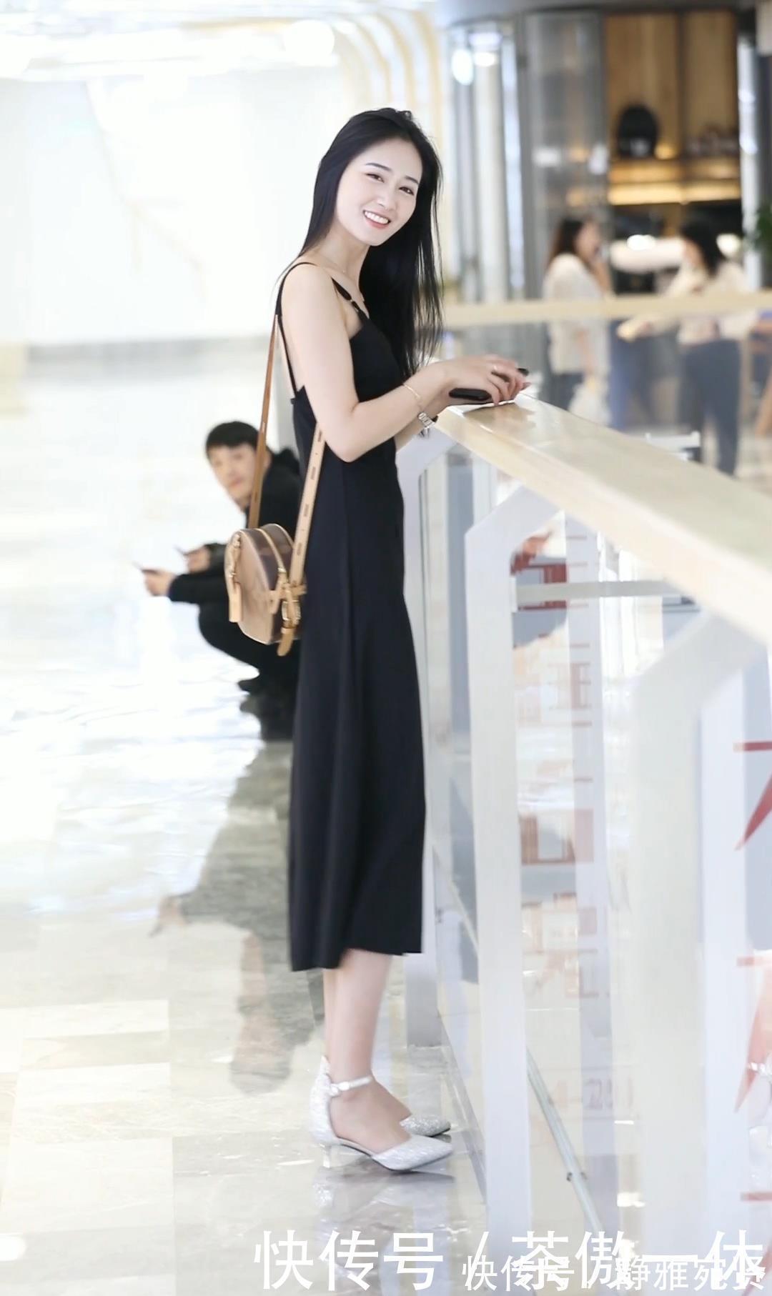 清纯 清纯的小姐姐,一袭优雅黑色连衣裙优雅又低调,凸显仙女般气质
