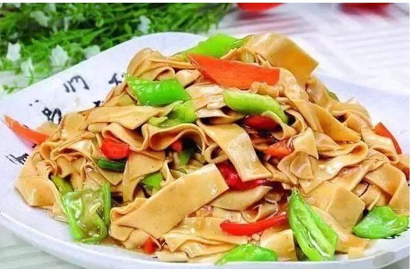 男同事来我家吃饭,我做了几个菜招待,吃完后他提出了一个要求