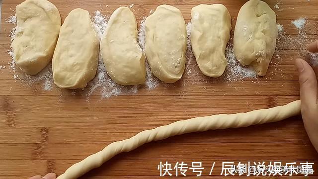 油炸|女儿想吃麻花，自己在家就可以做，淋上蜂蜜，香甜松软，太香了