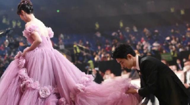 肖战设计师作品被曝光！曾给舒淇过设计婚纱，网友：嫁肖战婚纱费都省了！