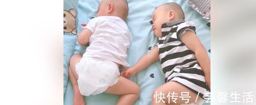 父母|双胞胎的日常,弟弟摸完哥哥的头就想走,但哥哥接下来反应太好玩