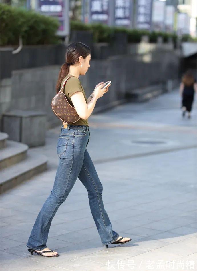 文艺 街拍:牛仔裤展现出独特身材魅力,自然魅力散发出来,好看又文艺