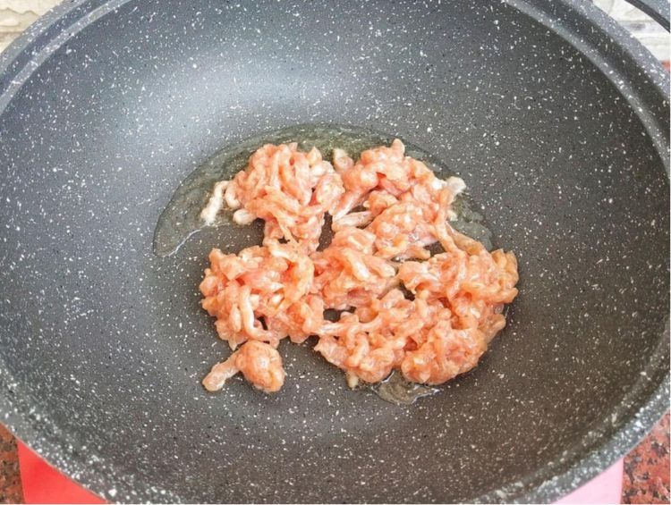 家常猪肉青椒盖饭，自己做一点也不难，饭菜一锅出