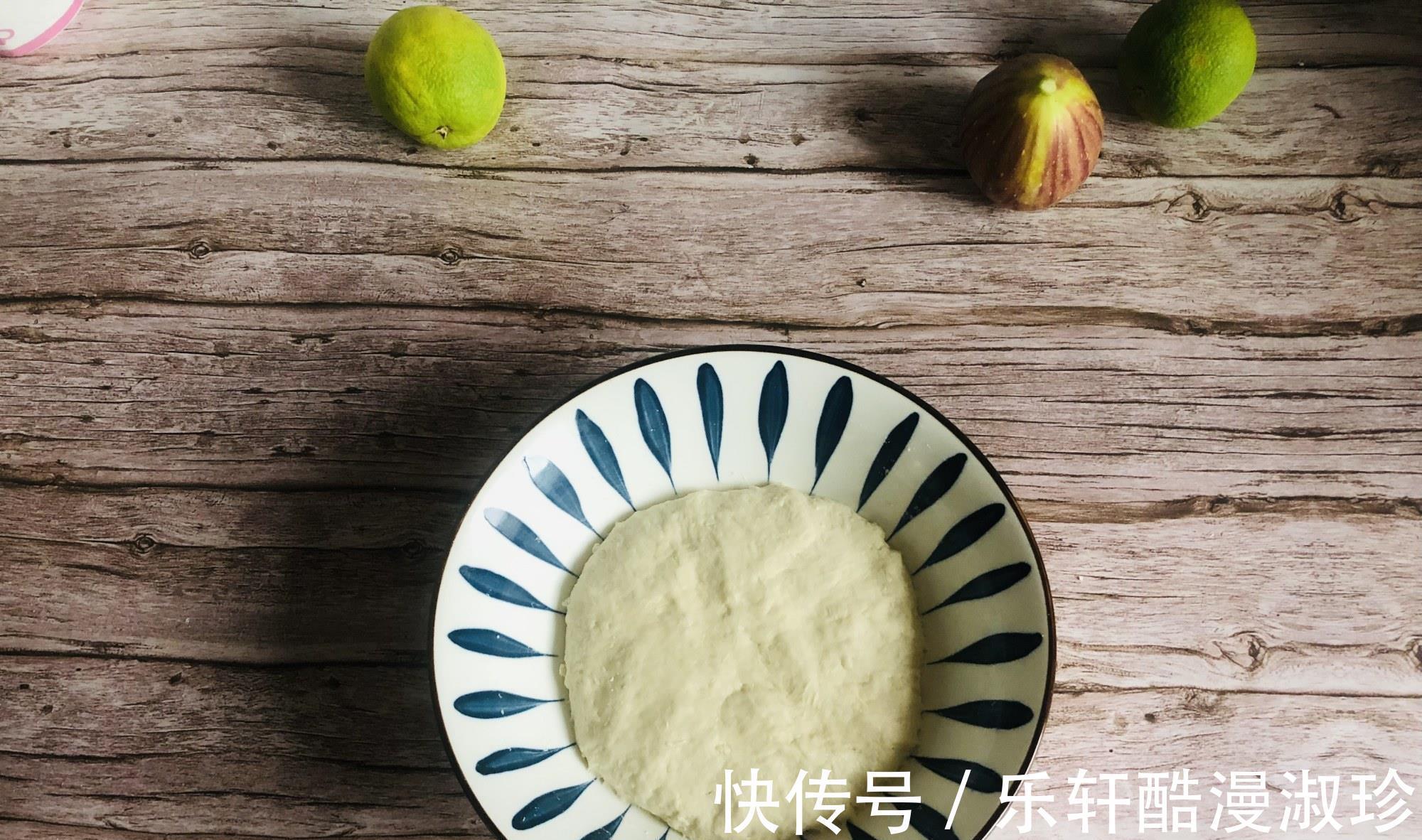 干面粉|三角葱油饼制作简单，一卷一切就成，可烙可烤，焦香酥脆
