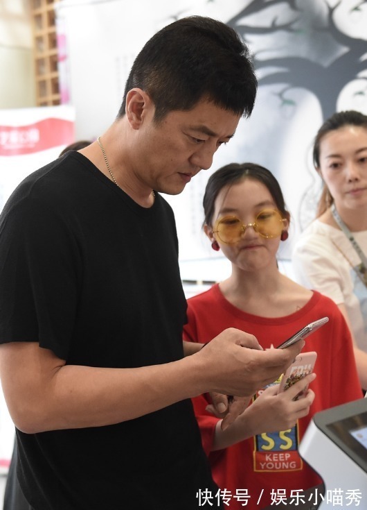 李亚鹏办公室内景曝光！桌上放很多手写笔记本，豪华茶几可以养鱼