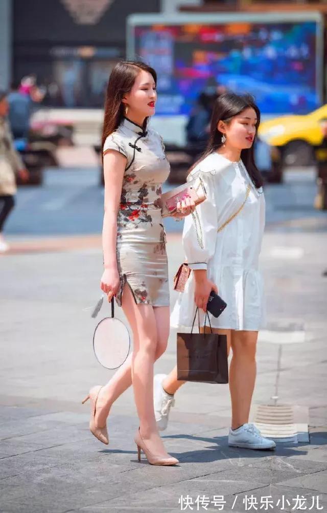 吊带裙 一字肩黑丝袜吊带裙,黑白搭配经典又时尚,内外开叉的设计