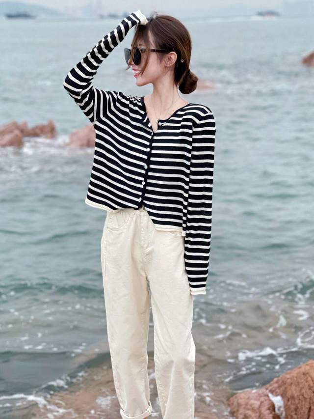 下半身|气质不分年龄,蕾丝小开衫+卡其色短裤,性感又有女人味