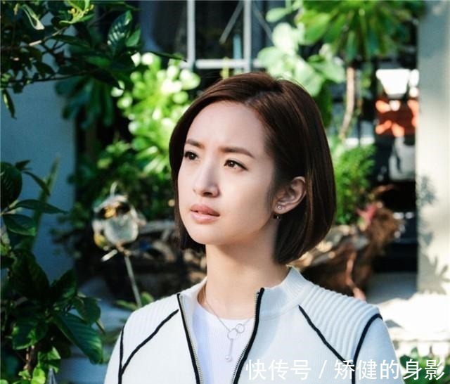 卷发 奔四的女人尽量别留短发，很土！推荐这5款发型，太减龄！