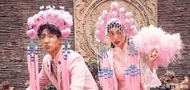 婚纱照|男子穿着粉红的的衣服,和女子拍婚纱照,网友:新郎的表情亮了
