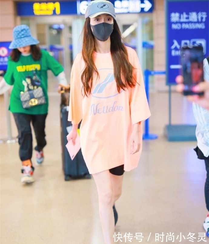 拖鞋|有种时髦叫“baby上班”,穿短裤腿细且长,帆布鞋当拖鞋踩真个性