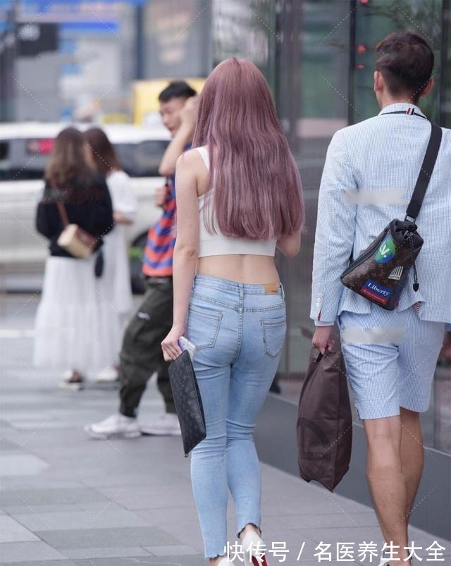 百褶裤 牛仔打底裤搭配性感白色上衣，有良好的垂坠感，凸显身材比例！