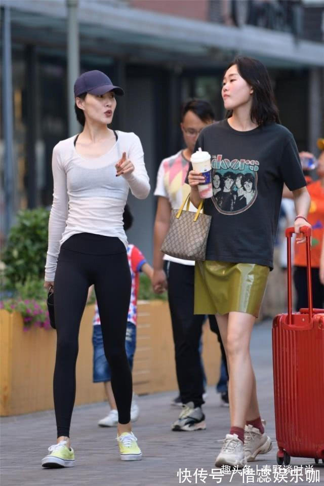 漆皮裙 打底裤简洁大方照样穿出潮范,舒适的版型看上去更有味道