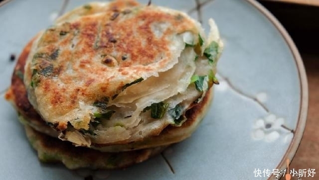 葱油饼最好吃的做法 又香又软 一分钟一个 看看你喜欢吃不 全网搜