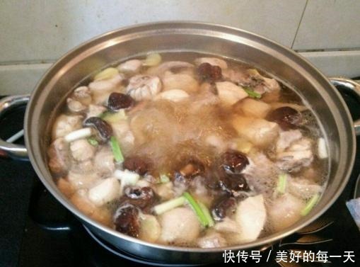 真的|炖鸡汤要不要焯水,大厨无意说漏嘴,30年的鸡汤真的是白喝了