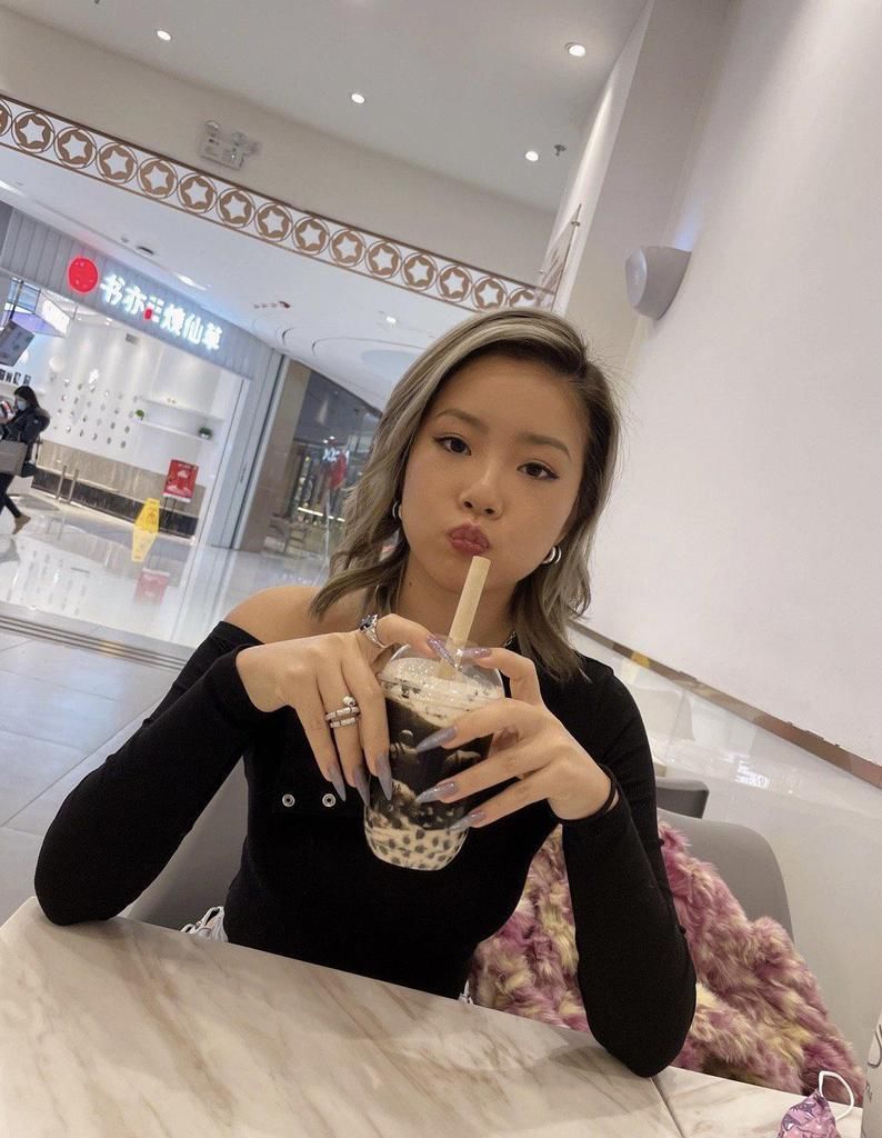 踢馆《创造101》现象级爆火，走欧美性感风，手捧奶茶单纯辣妹？