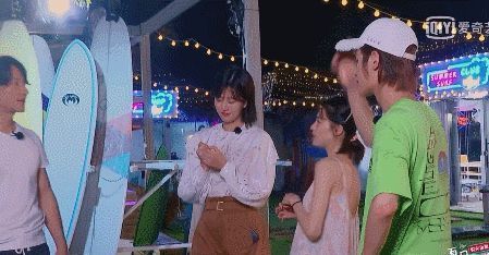 节目 王一博眼睛红转移话题,乔欣不舍想准备摩托艇,黄轩看穿太懂一博