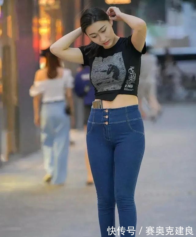 半筒靴|深蓝色牛仔打底裤搭银色单鞋,穿出潮流的街头风,有女性的俏皮感