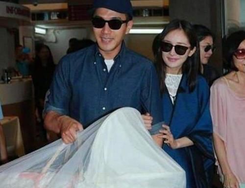 亲妈|产后出院时,你家孩子是谁抱回家的?这个人是谁很关键