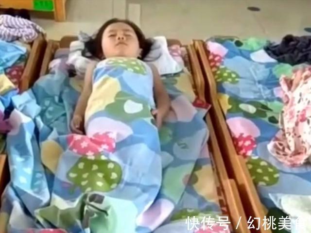 孩子|女儿在幼儿园午睡，老师发给宝妈孩子的样子，妈妈看到就笑了