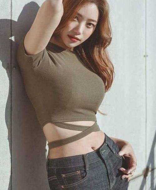 搭配 紧身牛仔裤简单易搭配,好身材展现出来,时尚百搭!