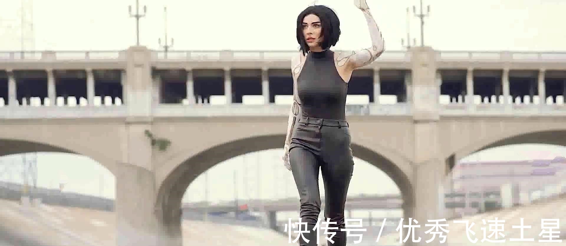 凹凸有致|动漫展览上,coser穿紧身皮衣固然凹凸有致,但排矢气时却很尴尬