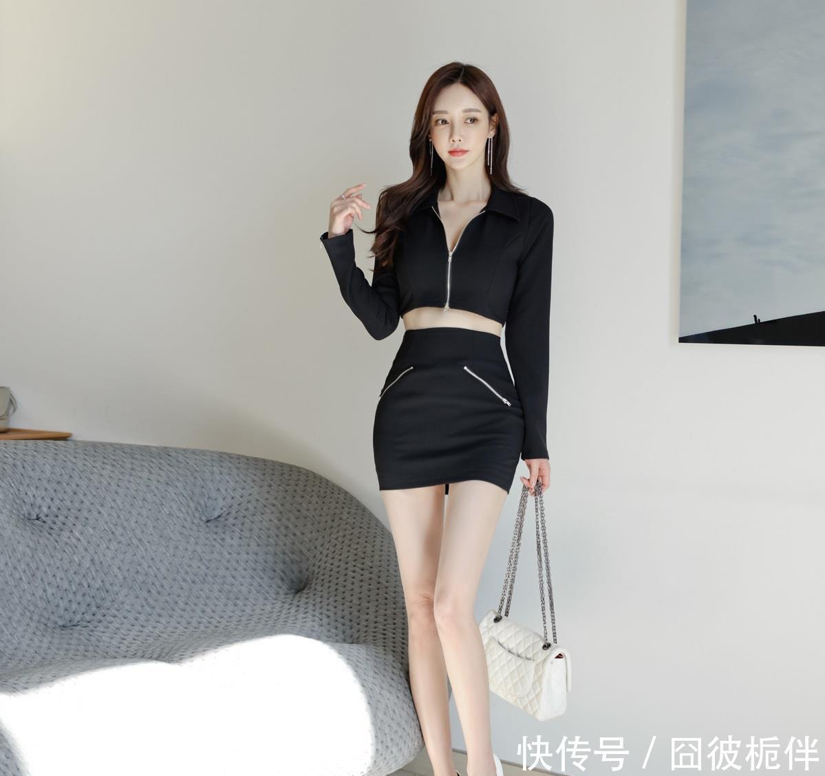 炫黑长袖小开衫,搭配高腰修身包臀裙,展现孙允珠不一般的魅力