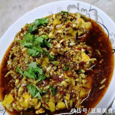 我经常做红油口水鸡，家人都爱吃，婆婆夸我聪明又贤惠