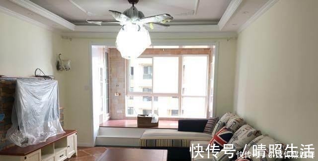 榻榻米|老婆嫌新房没飘窗,让木工在阳台打了一圈柜子,瞬间多出一间房!