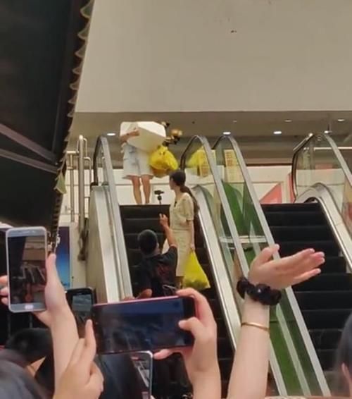 泡沫箱|姚安娜去采购,结束后拎着两个袋子,还抱着一个泡沫箱,太吃力了