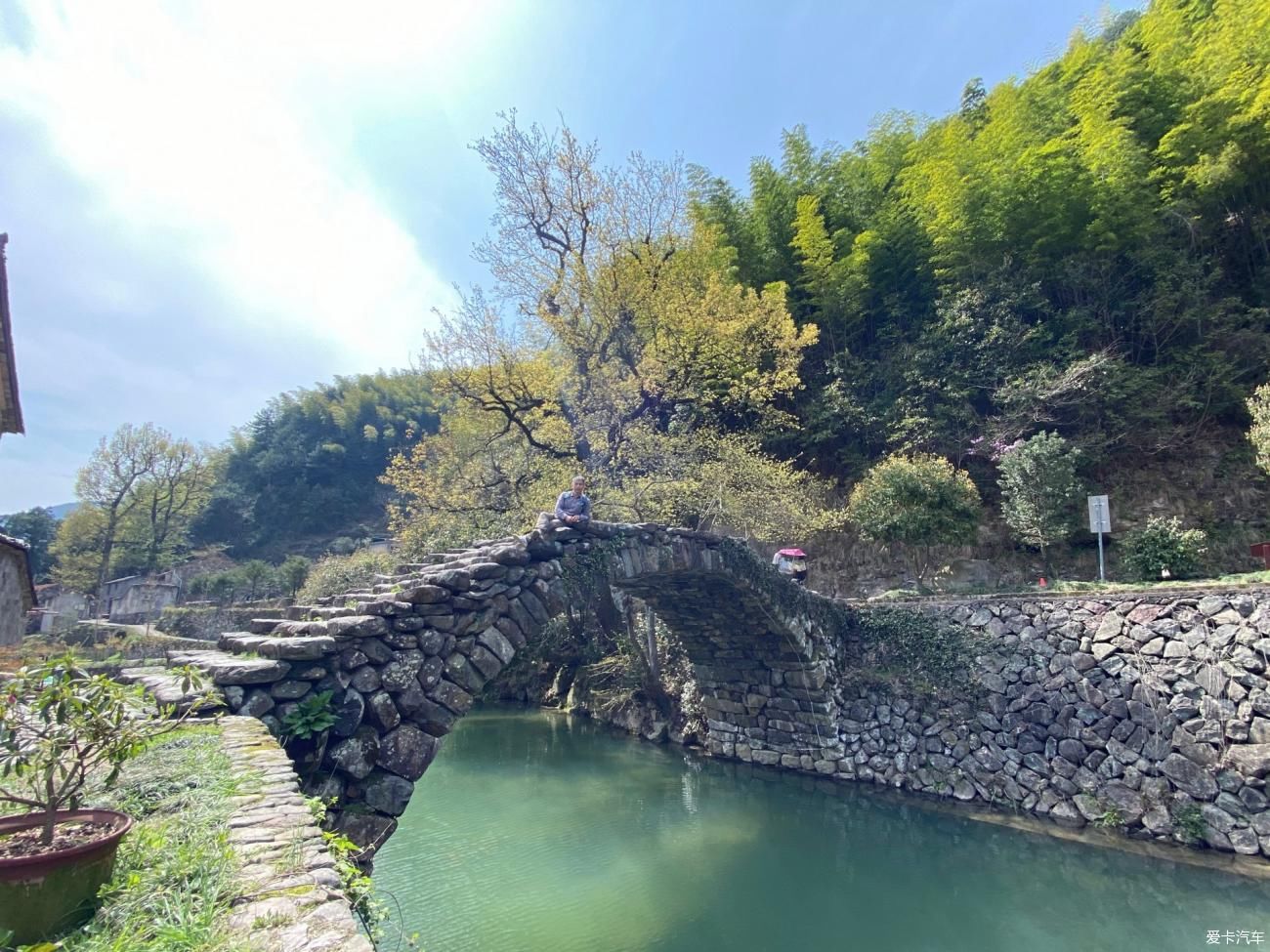 “世外桃源”岩下石头村