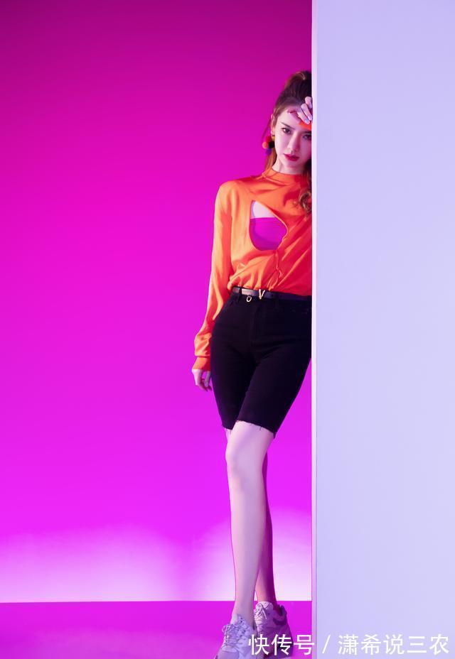 时尚|戚薇越来越大胆，穿西装裙短到大腿根，这“漫画腿”真实存在吗？