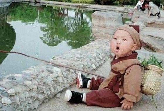 公园|外公带3岁孙子去公园玩,妈妈担心,让外公发来照片,妈妈笑喷了