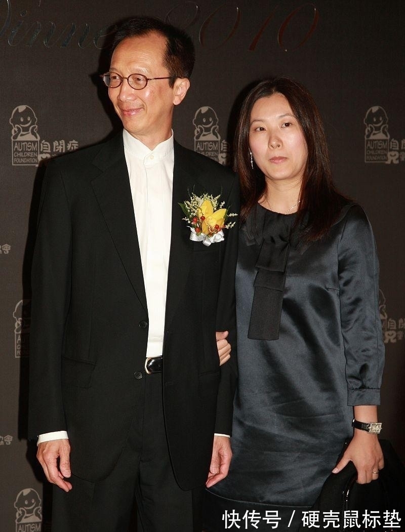 深色系 伏明霞真不像阔太太,站在老公身边穿得挺朴素,深色穿搭真低调