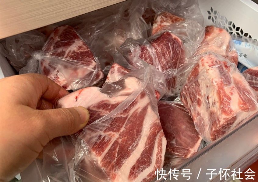 从冰箱拿出的冻肉,记得不要加水泡,教你一招,吃起来跟鲜肉一样