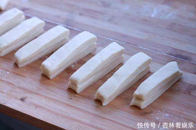 在家|在家炸油条硬邦邦不要再加酵母粉,教你一个新配方,蓬松又酥脆