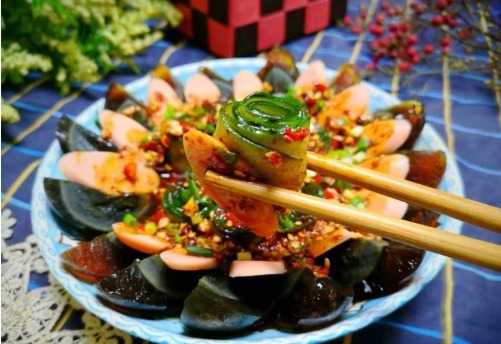  教学|教学每天一道菜，黄瓜拌皮蛋的做法，一碗料汁就够了