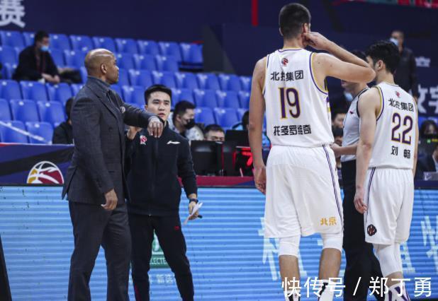 李春江|李春江马布里相隔20米对骂,双方球员忍俊不禁,王哲林憋住不敢笑
