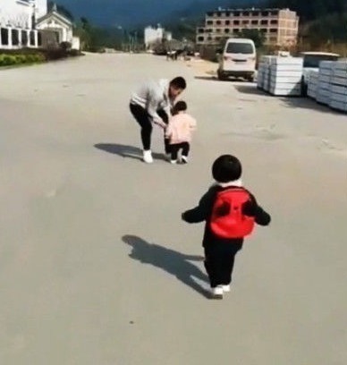 孩子|女儿看见爸爸抱了别的孩子,接下来的做法让爸爸笑弯了腰