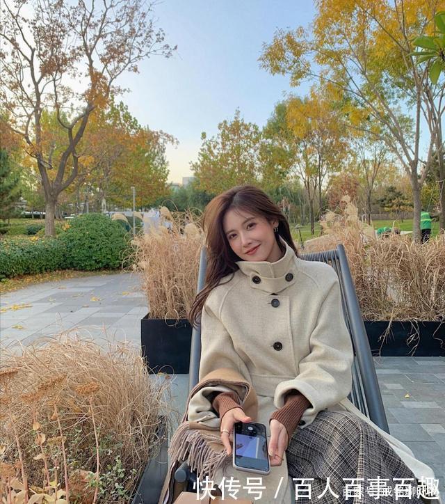 大衣下面应该搭什么懂搭配的女生都喜欢这样穿，优雅显瘦又耐看